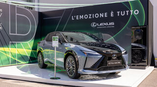 mid Mailand - Wer die Lexus Ausstellung auf der Mailand Design Week sucht, muss nur nach dem vollelektrischen Lexus RX schauen, der sich vor dem Eingang präsentiert.