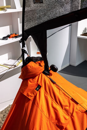 mid Mailand - Eine Jacke, die sich zu einer Wassersammelstation mit Unterschlupf umfunktionieren lässt, um zum Beispiel in einer Wüste an Wasser zu gelangen.