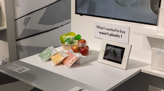 mid Mailand - Kyeongho Park und Yejin Heo (Korea) präsentieren "Zero Bag", eine Wasserlösliche Verpackungsidee.