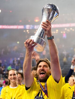 Erstes Finale, erster Titel: Löwen-Trainer Sebastian Hinze jubelt.