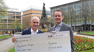 Stefan Kleiber (l.) übergibt die Spende der Mannheimer Runde an Florian Kranefuß, den Vorsitzenden des „MM“-Hilfsvereins.