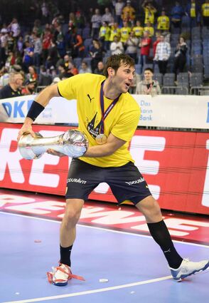 Uwe Gensheimer mit dem Pokal. Dem Routinier fehlte dieser Titel sehr lange in seiner Sammlung.
