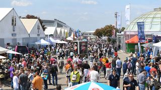 Mehr Zelthallen, mehr Aussteller: Der Maimarkt – hier im vergangenen Jahr – ist wieder größer, wenngleich nicht ganz so wie vor Corona.