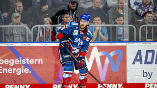 Ryan MacInnis stürmt auch nächste Saison für die Adler.