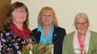 Die erste Vorsitzende Birgit Biebesheimer (2.v.l.) und die zweite Vorsitzende Charlotte Laible-Bär (r.) ehrten die Jubilarinnen Ulrike Hofmeister-Knaup (l.) und Christel Bär (2.v.r.)