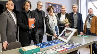 Die Söhne der kürzlich im Alter von 91 Jahren verstorbenen Fotografin Bettina Deuter übergeben den Nachlass ihrer Mutter ans Stadtarchiv Speyer, das die Fotosammlung sichern und für die Nachwelt erhalten will. Bei der Übergabe anwesend waren Claus Rehberger vom Verkehrsverein (v.l.), die Söhne Prof. Holger Deuter und Dr. Jürgen Deuter, Bürgermeisterin Monika Kabs, Prof. Peter Eichhorn von der Kulturstiftung sowie Wolfgang Knapp und Julia Kratz vom Stadtarchiv.