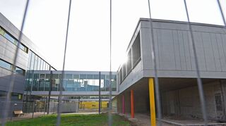 Der Verwaltungstrakt (r.) soll nach der Kernsanierung eine teilweise begrünte Fassade erhalten.