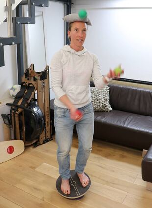 Schon zu gut: Triathletin und Sportwissenschaftlerin Sibille Abel muss sich eine schwierigere Herausforderung suchen. Auf dem Therapiekreisel und mit Kirschkernkissen auf dem Kopf kann sie Jonglieren, ohne die Balance zu verlieren.