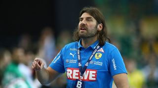 Mannheimer Löwen-Trainer Sebastian Hinze bei der Arbeit während eines Spiels in Leipzig.
