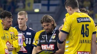 Löwen-Trainer Sebastian Hinze im Gespräch mit seinem Team.