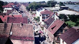 Der Ortskern von Neckarhausen während des Festumzuges zur 1200-Jahr-Feier 1973. Fotograf war der inzwischen verstorbene Oskar Kinzig.
