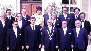 Der letzte Gemeinderat im selbstständigen Neckarhausen mit Bürgermeister Schläfer (M.) an der Spitze 1973 – darunter nur eine Frau, Margarete Frank.
