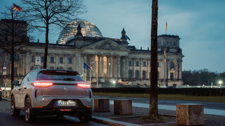 mid Berlin - Auch am Heck gibt es neue Leuchteneinheiten &#8211; natürlich in LED-Technik; außerdem neu: der breite Schriftzug &#8222;DS Automobiles&#8220; dazwischen.