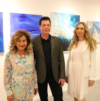 Gerdi Gutperle (v.l.) freut sich bei der Ausstellungseröffnung von „Inspirationen in Farbe“ mit Michael Buchner und Annette Martella.