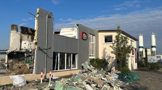 Nach einem Großbrand am 25. Dezember wird die Backstube der Bäckerei Rutz in Walldorf vollständig abgerissen, um einem Neubau Platz zu machen.