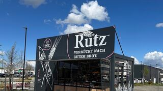 Diesen mobilen Verkaufsstand hat die Bäckerei Rutz im Bereich der abgebrannten Backstube in Walldorf aufgestellt, um im Gewerbegebiet die Kunden weiter versorgen zu können.