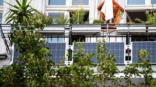 Die Nachfrage nach dem städtischen Zuschuss für die Balkon-Solaranlagen war sehr groß – nun gibt es vereinzelt Ärger wegen der benötigten Steckdose.