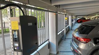 100 neue Ladepunkte stehen in diesem Parkhaus von Roche den Angestellten nun zur Verfügung. Der weitere Ausbau ist bereits vorbereitet.