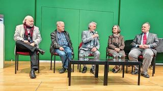 Wilfried Rosendahl, Gerhard Rietschel, Gerhard Mandel, Barbara Waldkirch und Peter W. Ragge (v. l.) präsentieren ihr Buch zur Buga23.
