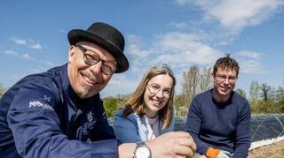 Martin Scharff (v.l.), Weinprinzessin Lea Lechner, Thomas Reeb.