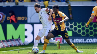 Julian Riedel (SV Waldhof Mannheim ) im Zweikampf mit Michael Akoto (SG Dynamo Dresden ).