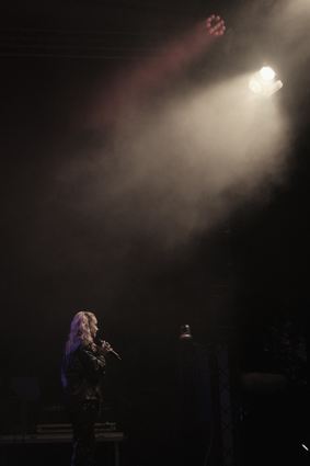 Schwermütige Popsongs und liebevolle Show: Paula Hartmann.