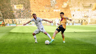 Marc Schnatterer (SV Waldhof Mannheim) im Zweikampf mit Kyu-hyun Park (SG Dynamo Dresden ) beim Topspiel in Dresden.