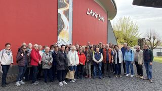 Die Lesergruppe mit rem-Generaldirektor Prof. Wilfried Rosendahl und „MM“-Chefredakteur Karsten Kammholz bei der „Morgentour“ vor dem Mendiger Vulkanmuseum Lava-Dome.
