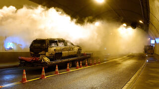 Die Feuerwehr bei einer Rauchgasübung im Fahrlachtunnel.