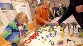 Hugo (7 Jahre) legt los: Zusammen mit seinem Bruder Bruno (14 Jahre) bauen die beiden voller Eifer am Legotisch der GBG-Ausstellung.