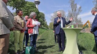 Zahlreiche Menschen hatten sich eingefunden, um Wolfgang Raufelder postum zu ehren, unter anderem Ministerpräsident Winfried Kretschmann (M.) und Oberbürgermeister Peter Kurz.