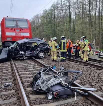 Die Regionalbahn schleifte das Fahrzeug ein Stück mit sich.