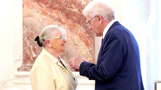 Gerda Tschira empfängt von Ministerpräsident Winfried Kretschmann im Mannheimer Schloss den Verdienstorden des Landes.