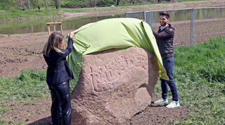 Leonie Herrwerth und Marius Herrwerth (Tochter und Sohn von Wolfgang Raufelder) enthüllen den Gedenkstein.