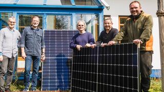 Abholung der Steckdosen-Solaranlage in Lampertheim, die ehrenamtlichen Helfer präsentieren die Steckdosensolaranlage.