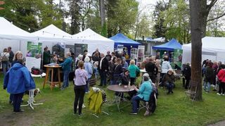 Die Besucher der „Tage der Erde“ genießen Information und Unterhaltung im Vogelpark.