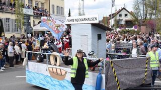 Die Fähre Neckarhausen und Fährfrau Martina dürfen bei einem historischen Festzug nicht fehlen.