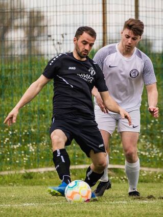 Im Duell: Bürstadts Christopher Porter gegen Ermin Karadolami (l.).