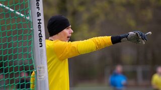Lautstark: Bürstadts Torwart Kirill Dorngof musste trotz zahlreicher Paraden fünfmal in Walldorf hinter sich greifen.