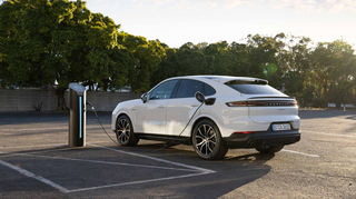 mid Groß-Gerau - Die Systemleistung des Porsche Cayenne mit Plug-in-Hybrid steigt auf 346 kW/470 PS.