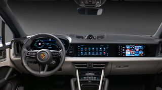 mid Groß-Gerau - Das neu gestaltete Cockpit des Cayenne umfasst erstmals ein voll digitales 12,6-Zoll-Kombiinstrument, ausgeführt im Curved Design und mit variablen Darstellungsmöglichkeiten.