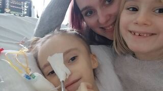 Mutter Tamina Singh (M.) und die siebenjährige Mila (r.) wünschen sich nichts sehnlicher, als dass Zwillingsschwester Zoé (l,) bald wieder nach Hause kommt.