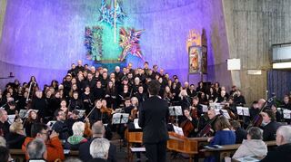 Die Chöre der Liedertafel und des LogoChor mit der Kammerphilharmonie und den drei Solisten unter Leitung von Ferdinand Dehner in St. Konrad.