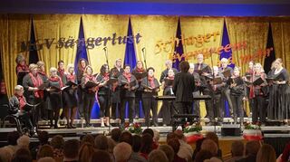 Der Chor Emotion bei seinem Auftritt im Bürstädter Bürgerhaus.