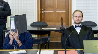 Der Angeklagte Liban M. mit Rechtsanwalt Thilo Schwarz, einem seiner beiden Verteidiger.