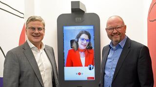In der Live-Box : Thomas Kowalski (stellvertretender Vorstandschef, v.l.), Serviceberaterin Kerstin Knoll und Kundenberater Rüdiger Seidel.