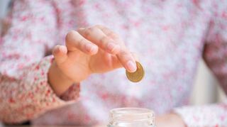 Während der Pandemie sanken die Konsumausgaben, und die Menschen legten mehr Geld zur Seite.