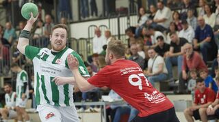 Friedrichsfelds Daniel Schweizer (links) versucht sich in dieser Szene gegen den Heddesheimer Philipp Badent durchzusetzen.
