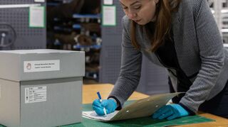 Direktorin Sarah Nelly Friedland, Chefin des Museums Weltkulturen, im Depot mit einem Behältnis, in dem einer der Maori-Köpfe verwahrt wird.