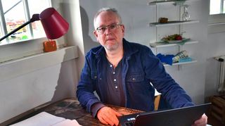 Henner Kallmeyer schreibt seine Ideen erst handschriftlich in ein großes Notizbuch, dann überträgt er alles in den Computer.